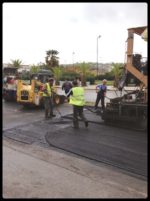 Ξεκίνησαν οι εργασίες ασφαλτόστρωσης του επαρχιακού οδικού δικτύου Σαλαμίνας - Φωτογραφία 2