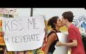 Δείτε τι έκανε ο νεαρός Αμερικάνος για να μαζέψει… φιλιά! [video]