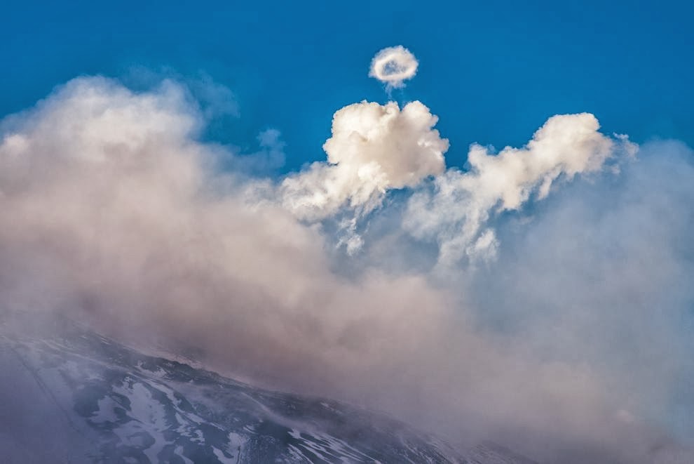 Ξύπνησε το ηφαίστειο Αίτνα στην Ιταλία: Λάβα και καπνός βγαίνει από τον κρατήρα - Φωτογραφία 3