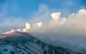 Ξύπνησε το ηφαίστειο Αίτνα στην Ιταλία: Λάβα και καπνός βγαίνει από τον κρατήρα - Φωτογραφία 2