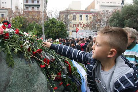 Ενα λουλούδι στη μνήμη των πεσόντων - Φωτογραφία 2