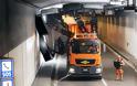 Το ασυνήθιστο όχημα που καθαρίζει τούνελ στην Ελβετία - Φωτογραφία 4