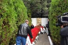 Άνθρωποι κάθε ηλικίας τιμούν τον αγώνα των φοιτητών στην Πολυτεχνική Σχολή του ΑΠΘ [video]