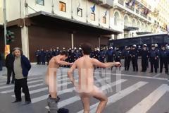 Τσιτσιδώθηκαν μπροστά στα ΜΑΤ! (ΦΩΤΟ)