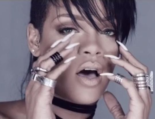 Η Rihanna στα πατώματα (ντυμένη, απίστευτο) - Φωτογραφία 2