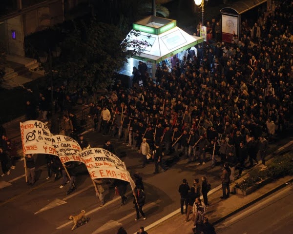 Η μαζικότερη των τελευταίων χρόνων - Ειρηνική και μεγαλειώδης η πορεία για την επέτειο του Πολυτεχνείου - Δείτε φωτο - Φωτογραφία 2