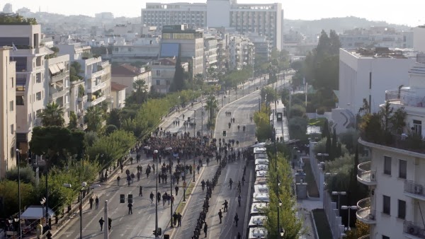 Η μαζικότερη των τελευταίων χρόνων - Ειρηνική και μεγαλειώδης η πορεία για την επέτειο του Πολυτεχνείου - Δείτε φωτο - Φωτογραφία 4