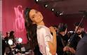 Στα παρασκήνια του «Victoria’s Secret Fashion Show» (42 EIKONEΣ) - Φωτογραφία 12