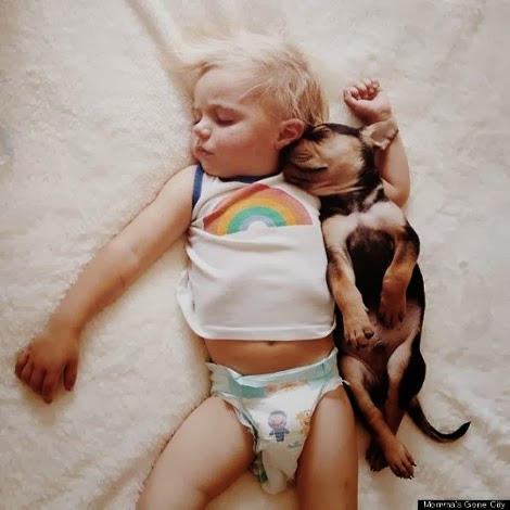 Η ιστορία αγάπης και... ύπνου ενός μωρού και ενός σκύλου που «έλιωσε» το Ίντερνετ - Φωτογραφία 10