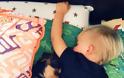 Η ιστορία αγάπης και... ύπνου ενός μωρού και ενός σκύλου που «έλιωσε» το Ίντερνετ - Φωτογραφία 11