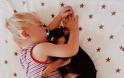 Η ιστορία αγάπης και... ύπνου ενός μωρού και ενός σκύλου που «έλιωσε» το Ίντερνετ - Φωτογραφία 3