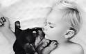 Η ιστορία αγάπης και... ύπνου ενός μωρού και ενός σκύλου που «έλιωσε» το Ίντερνετ - Φωτογραφία 4