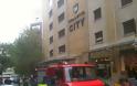 Θεσσαλονίκη - ΤΩΡΑ: Άντρας απειλεί να πέσει στο κενό - Φωτογραφία 1
