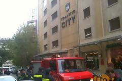 Θεσσαλονίκη - ΤΩΡΑ: Άντρας απειλεί να πέσει στο κενό