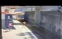 Ηλικιωμένος πέφτει κατά λάθος στις ράγες την ώρα που έρχεται το τρένο [video]