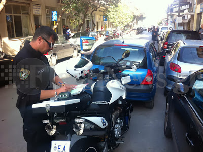 Χανιά: Πάλι τα ίδια με τα διπλοπαρκαρίσματα-Έκλεισαν την Πυροσβεστική! - Φωτογραφία 2