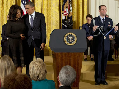 Ο Ομπάμα τίμησε Μπιλ Κλίντον και Όπρα Γουίνφρεϊ - Φωτογραφία 3