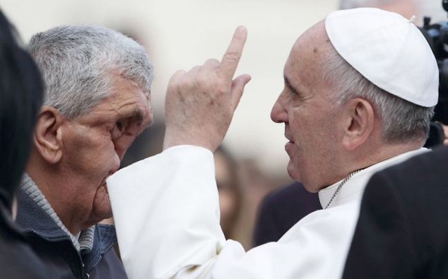 Ο πάπας Φραγκίσκος αγκάλιασε έναν άνδρα χωρίς πρόσωπο (Προσοχή σκληρές εικόνες) - Φωτογραφία 3