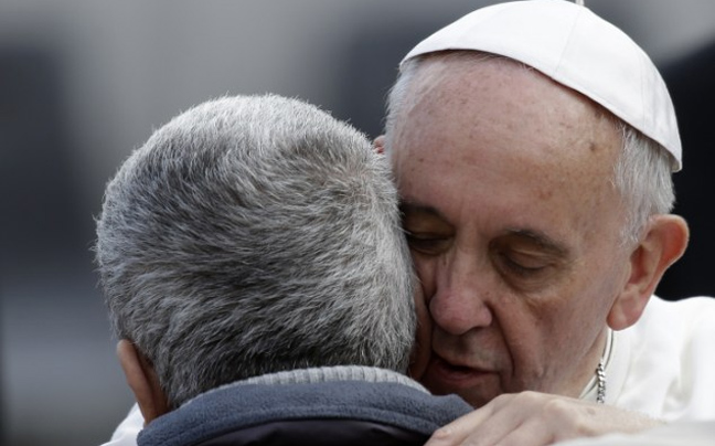 Ο πάπας Φραγκίσκος αγκάλιασε έναν άνδρα χωρίς πρόσωπο (Προσοχή σκληρές εικόνες) - Φωτογραφία 4