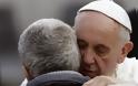 Ο πάπας Φραγκίσκος αγκάλιασε έναν άνδρα χωρίς πρόσωπο (Προσοχή σκληρές εικόνες)