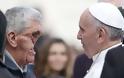 Ο πάπας Φραγκίσκος αγκάλιασε έναν άνδρα χωρίς πρόσωπο (Προσοχή σκληρές εικόνες) - Φωτογραφία 2
