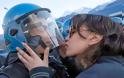 Διαδηλώτρια αφοπλίζει αστυνομικό, με ένα φιλί!