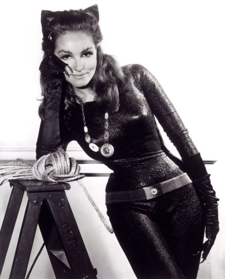 Δείτε πώς είναι σήμερα στα 80 της η πρώτη Catwoman - Φωτογραφία 2