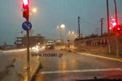 Δύο νεκρούς και απίστευτες καταστροφές άφησε πίσω της η θεομηνία που έπληξε χθες της Ρόδο.