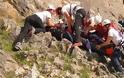 Αχαΐα: Η Ελληνική Ομάδα Διάσωσης έσωσε άτομα που είχαν πέσει από πλαγιά ύψους 60 μέτρων... - Δείτε το video