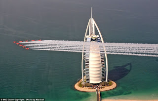 Οι Red Arrows ζωγραφίζουν τον ουρανό του Ντουμπάι - Εντυπωσιακές εικόνες και βίντεο - Φωτογραφία 1