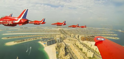 Οι Red Arrows ζωγραφίζουν τον ουρανό του Ντουμπάι - Εντυπωσιακές εικόνες και βίντεο - Φωτογραφία 2