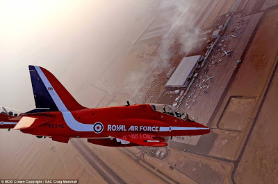 Οι Red Arrows ζωγραφίζουν τον ουρανό του Ντουμπάι - Εντυπωσιακές εικόνες και βίντεο - Φωτογραφία 4