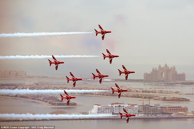 Οι Red Arrows ζωγραφίζουν τον ουρανό του Ντουμπάι - Εντυπωσιακές εικόνες και βίντεο - Φωτογραφία 5