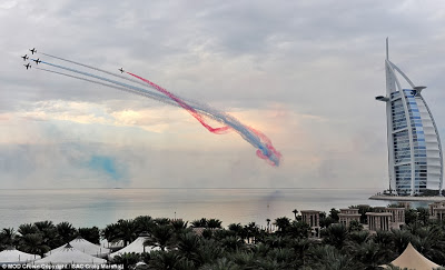 Οι Red Arrows ζωγραφίζουν τον ουρανό του Ντουμπάι - Εντυπωσιακές εικόνες και βίντεο - Φωτογραφία 6
