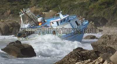 Δουλεμπορικό προσάραξε νύχτα σε ερημική παραλία της Κέρκυρας [Video] - Φωτογραφία 2