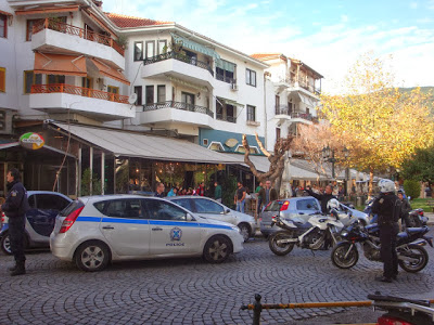 Ανέβηκε στο μπαλκόνι και απειλούσε να αυτοκτονήσει στην Ξάνθη [video] - Φωτογραφία 2