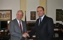 Συνάντηση του ΥΜΑΘ κ. Θ. Καράογλου με τον πρέσβη των ΗΠΑ στην Ελλάδα κ. David Pearce