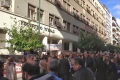 Σε εξέλιξη συγκέντρωση διαμαρτυρίας από γιατρούς και εργαζόμενους στον ΕΟΠΥΥ