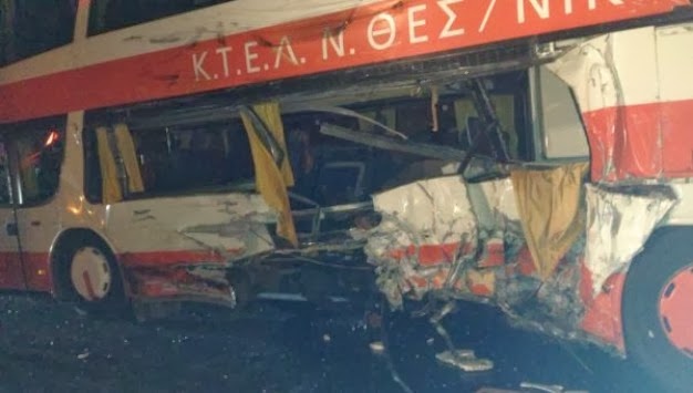 Τραγωδία με έναν νεκρό και 17 τραυματίες στα Τέμπη - Σφοδρή σύγκρουση λεωφορείου του ΚΤΕΛ με ΙΧ και φορτηγό - Φωτογραφία 1