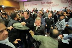 Ήρθαν στα χέρια δημοτικοί αστυνομικοί και συνδικαλιστές του ΣΥΡΙΖΑ