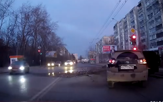 Έσκασε δρόμος στη Ρωσία - Παραλίγο να καταπιεί αυτοκίνητα! [video] - Φωτογραφία 1