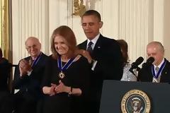 Με το ύψιστο μετάλλιο βράβευσε ο Obama την ακτιβίστρια υπέρ των εκτρώσεων Gloria Steinem.