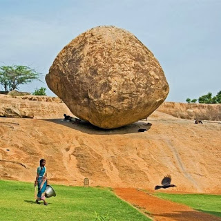 Παράξενος βράχος ισορροπεί στο έδαφος - Φωτογραφία 1