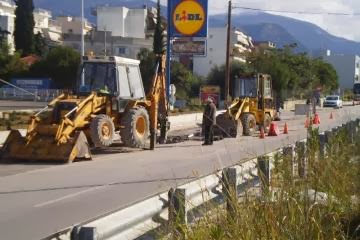 Πάτρα: Οι κάτοικοι ζητούσαν φανάρι για να μην πηδούν τα κάγκελα και το φανάρι μπήκε... για την LIDL! - Φωτογραφία 2