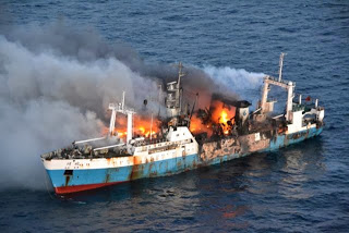 Καίγεται πλοίο στα ναυπηγία της Χαλκίδας - Σε εξέλιξη επιχείρηση για τη ρυμούλκηση του φλεγόμενου πλοίου - Φωτογραφία 1
