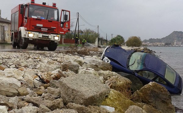 Είχε Άγιο! Posche που οδηγούσε γνωστός γιατρός της Ζακύνθου εξετράπη της πορείας του και καρφώθηκε σε βράχια! - Φωτογραφία 2