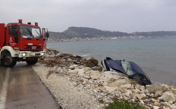 Είχε Άγιο! Posche που οδηγούσε γνωστός γιατρός της Ζακύνθου εξετράπη της πορείας του και καρφώθηκε σε βράχια! - Φωτογραφία 3