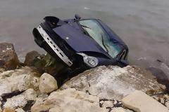 Είχε Άγιο! Posche που οδηγούσε γνωστός γιατρός της Ζακύνθου εξετράπη της πορείας του και καρφώθηκε σε βράχια!