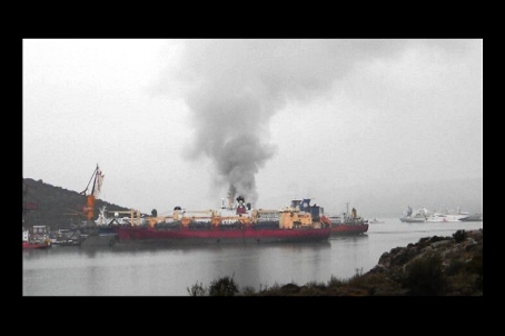 Φωτιά σε κρουαζιερόπλοιο στα ναυπηγεία Χαλκίδας - Φωτογραφία 2