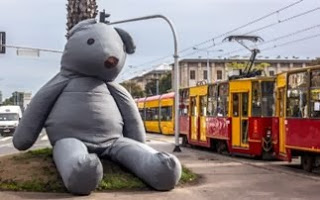 Το γιγάντιο αρκουδάκι που γυρνάει στους δρόμους της Βαρσοβίας - Φωτογραφία 1